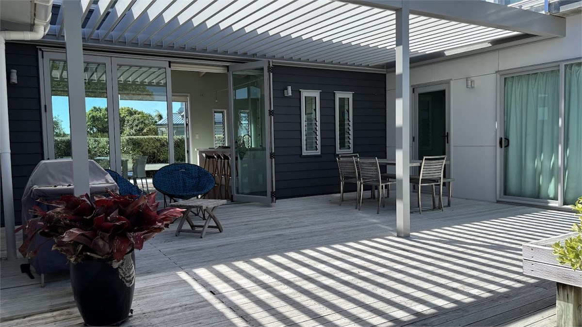 Main deck with louvre roof