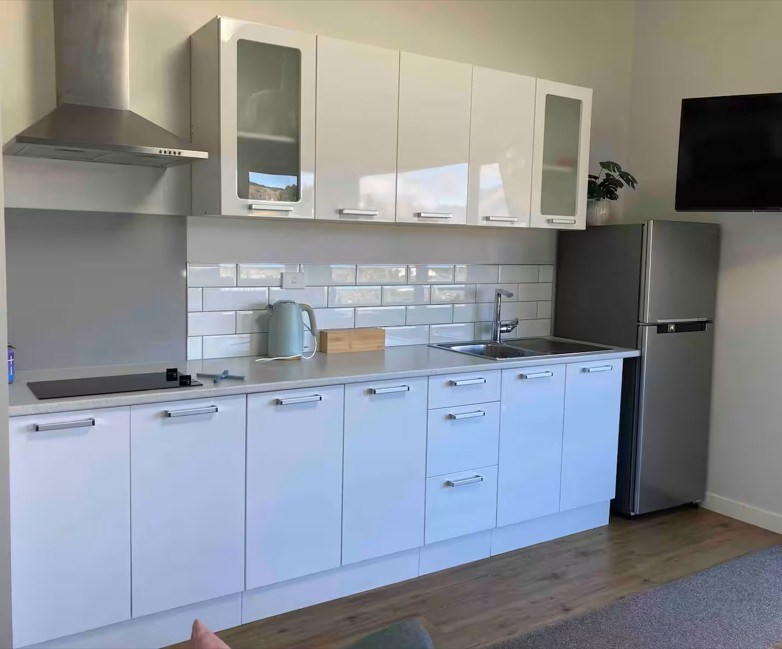 Fully equipped kitchen with hot plate, air fryer, 