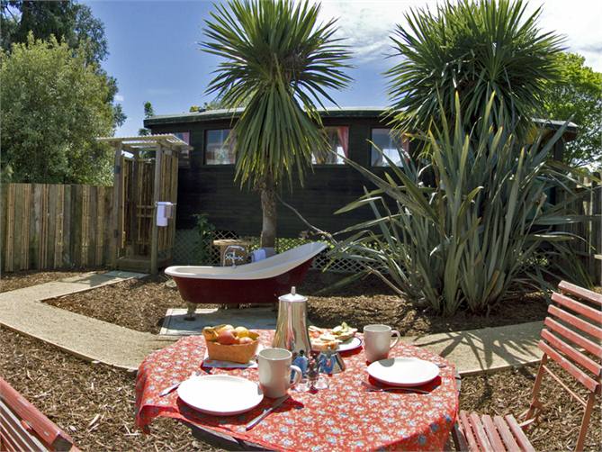 Private garden with outdoor Bath and Shower