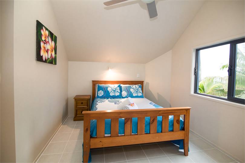 Upstairs room 3 - 1 x queen bed