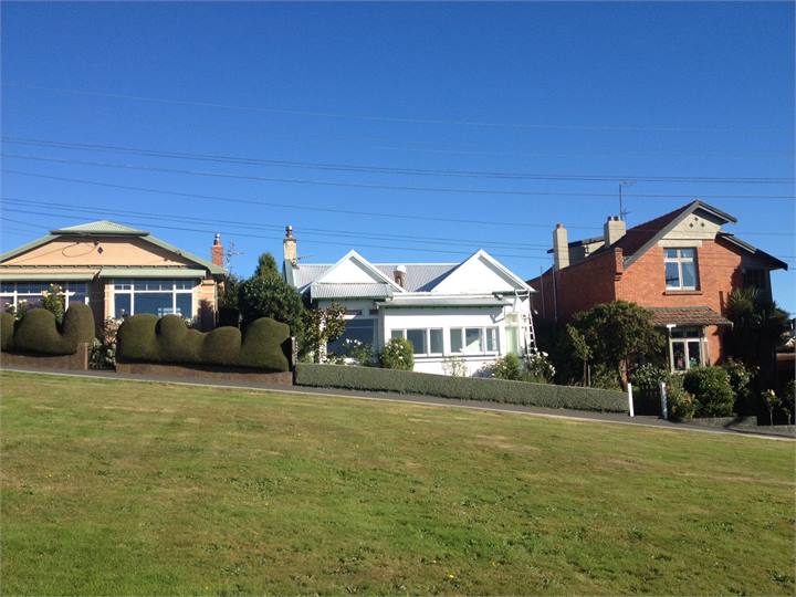 The house is the white one in the middle.