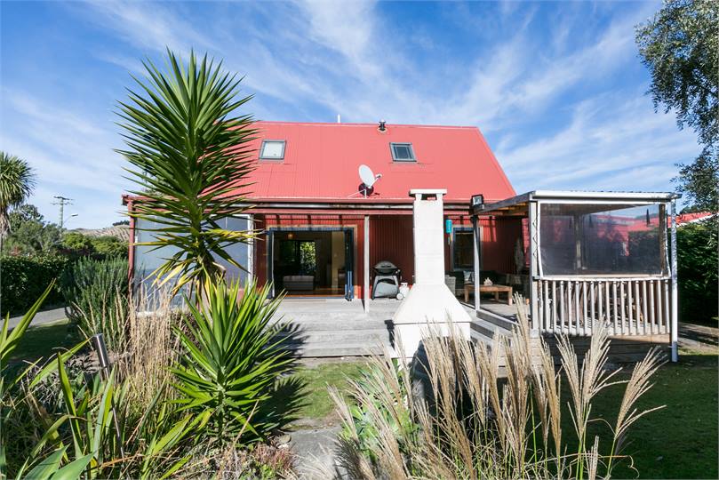 Waimarama Red Bach Waimarama Beach Beach House for rent Holiday Houses