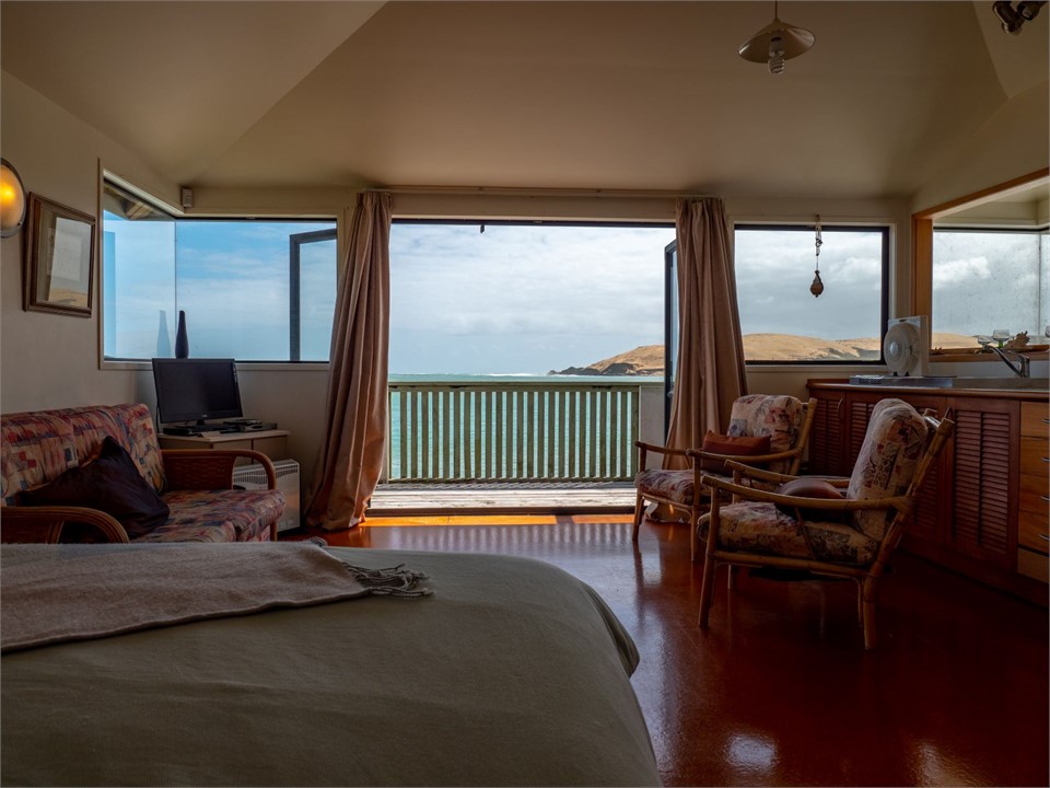 Upstairs bedsit/deck