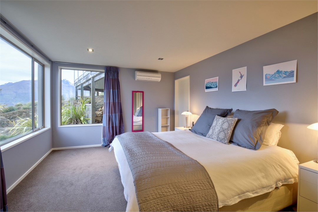 Ground floor master bedroom, with lake view