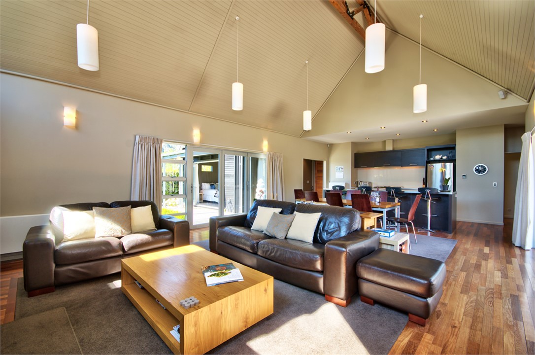 Lounge/dining/kitchen area