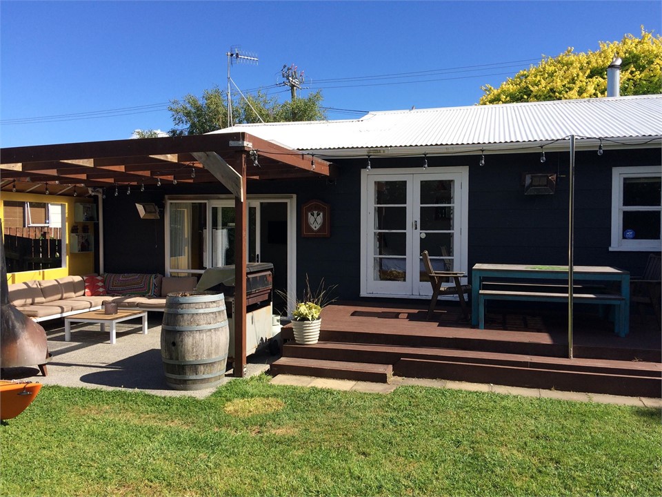 Back covered pergola, with fireplace and gas heati