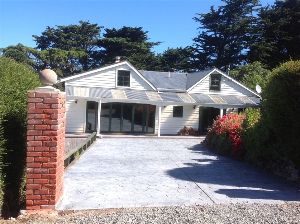 Built in 1860 - a unique Banks Peninsula farmhouse