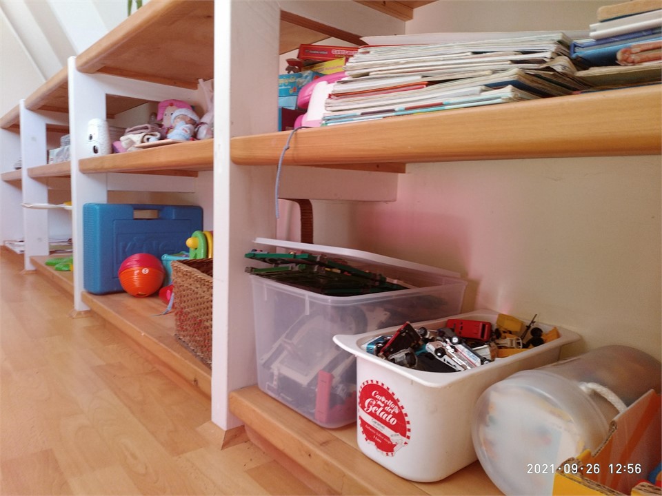 Lots of toys and favourite books to keep your youn