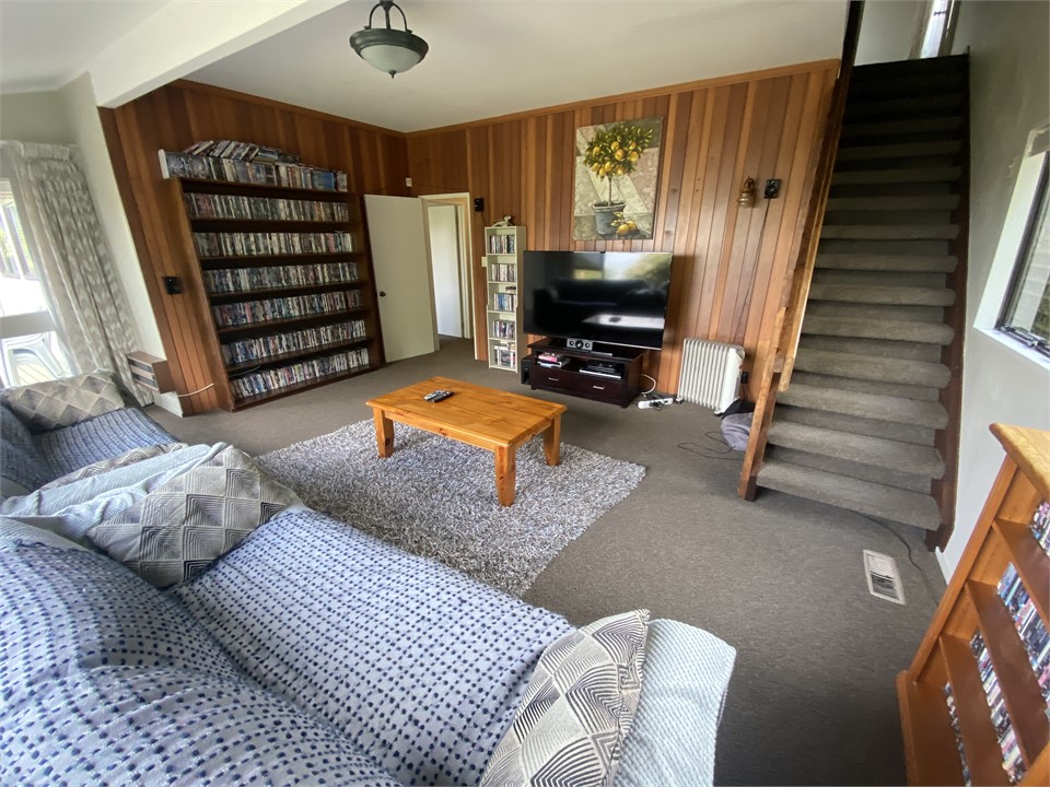 TV Lounge - 65" TV and 1000+ DVDs. Sky Sport, Netf