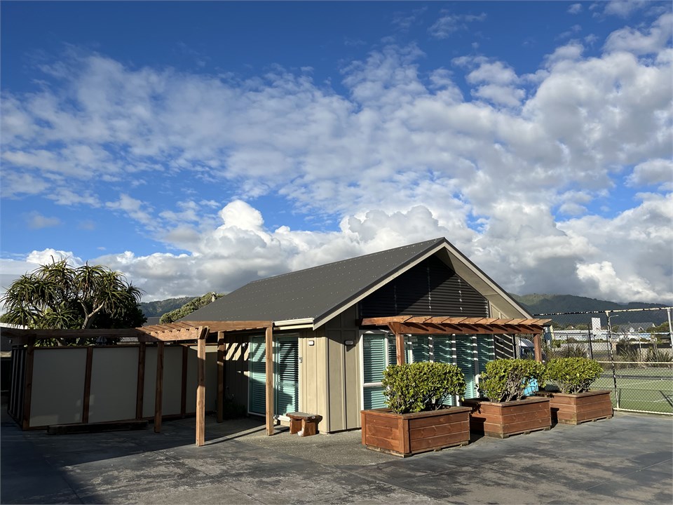 The Tennis Pavilion: separate self-contained bach