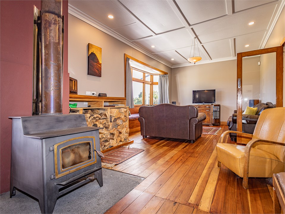 Remarkable fireplace pumps out 27 kw's with a 5 kw