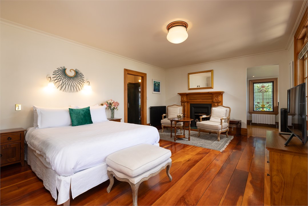 Bedroom with queen bed