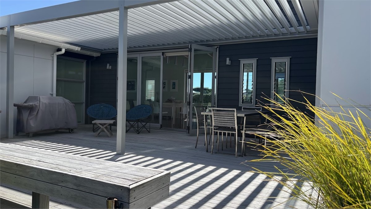 Main deck with louvre roof