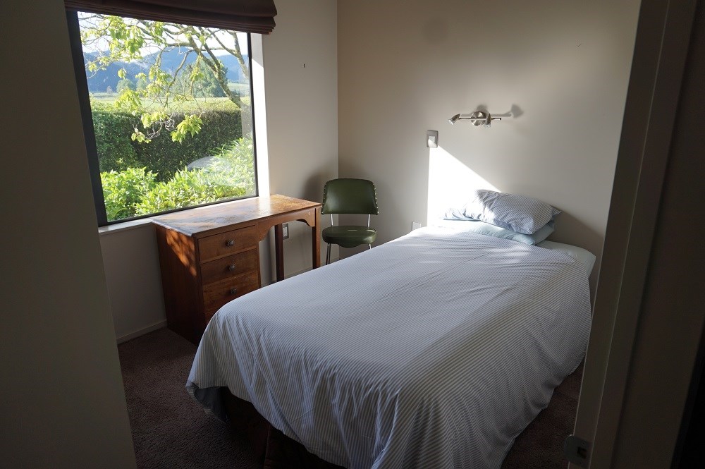 Single bedroom with king single bed