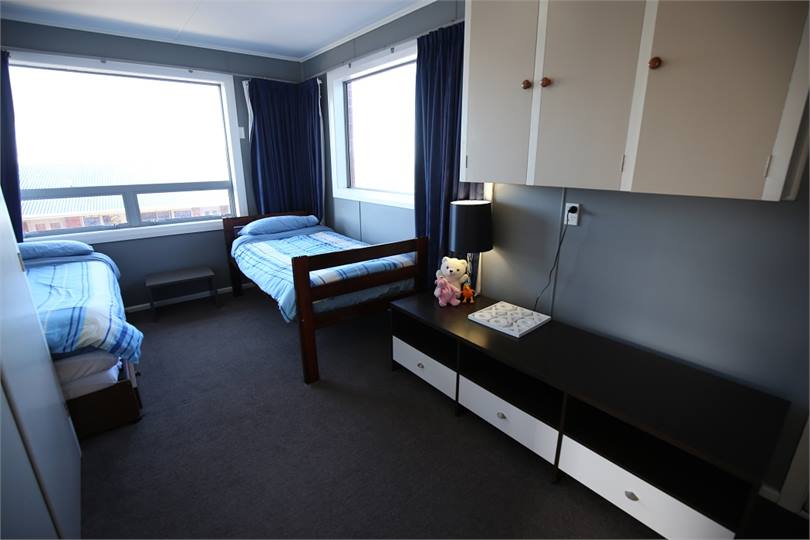 Room 4 with 2 single beds