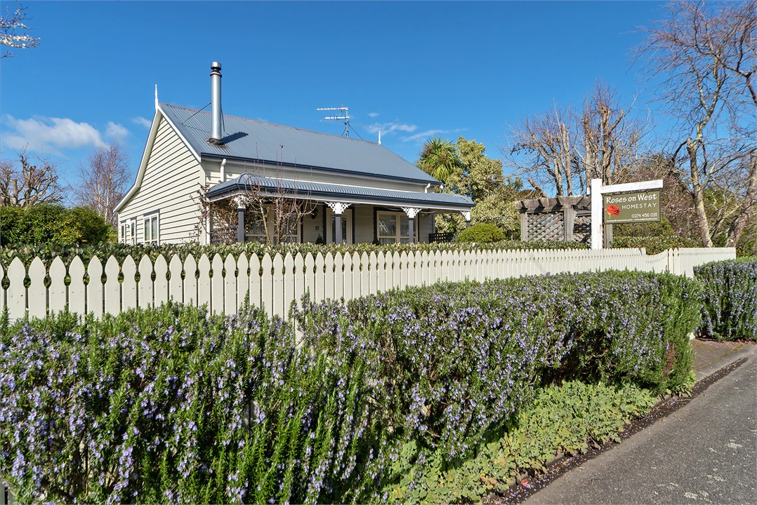 Roses On West Cottage Greytown Cottage for rent Holiday Houses