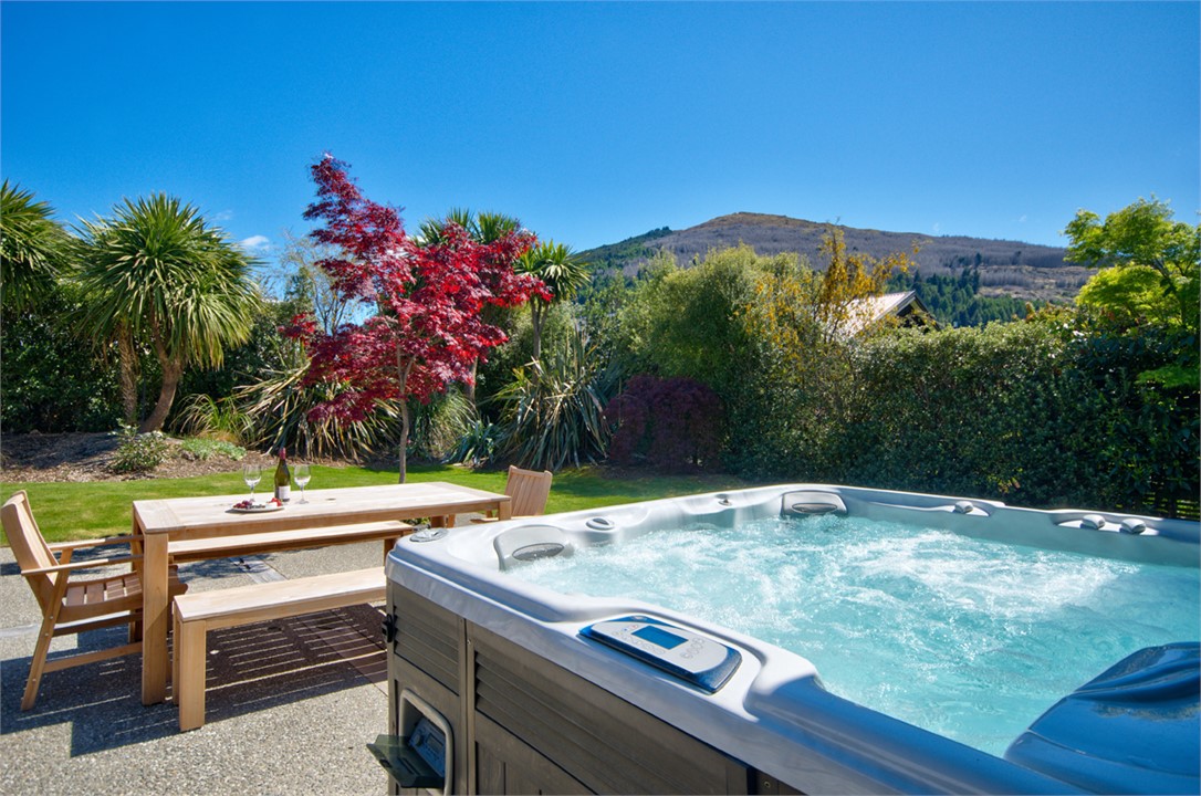 Outdoor spa & entertainment area