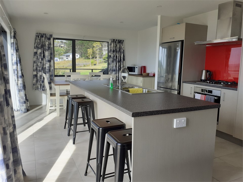 Kitchen island and breakfast bar ...