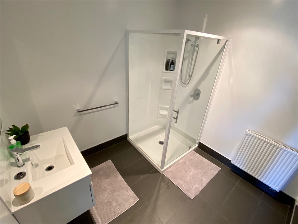 Lower level family shower