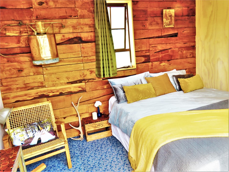 Cosy tiny hut made with recycled materials.