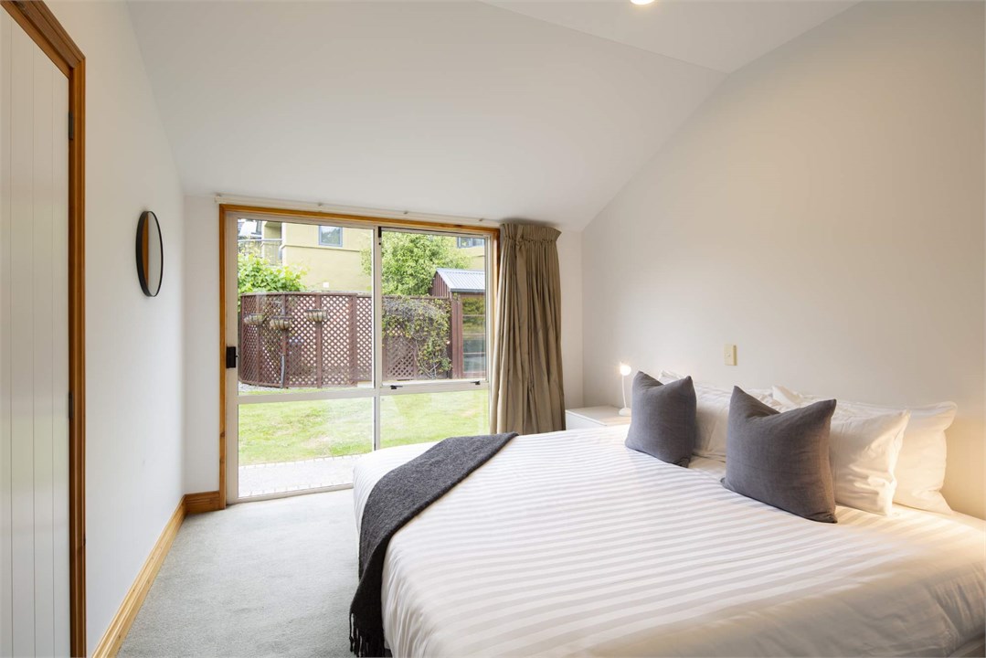 Bedroom 3: king or 2x singles