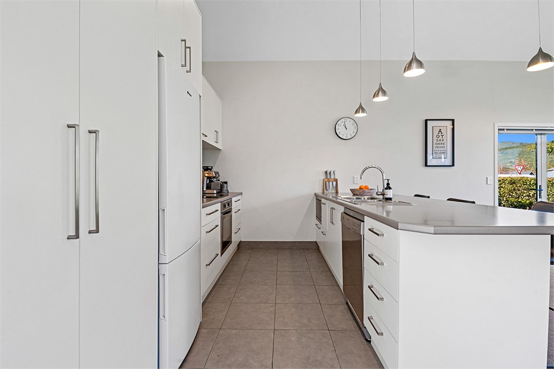 Full, well equipped kitchen