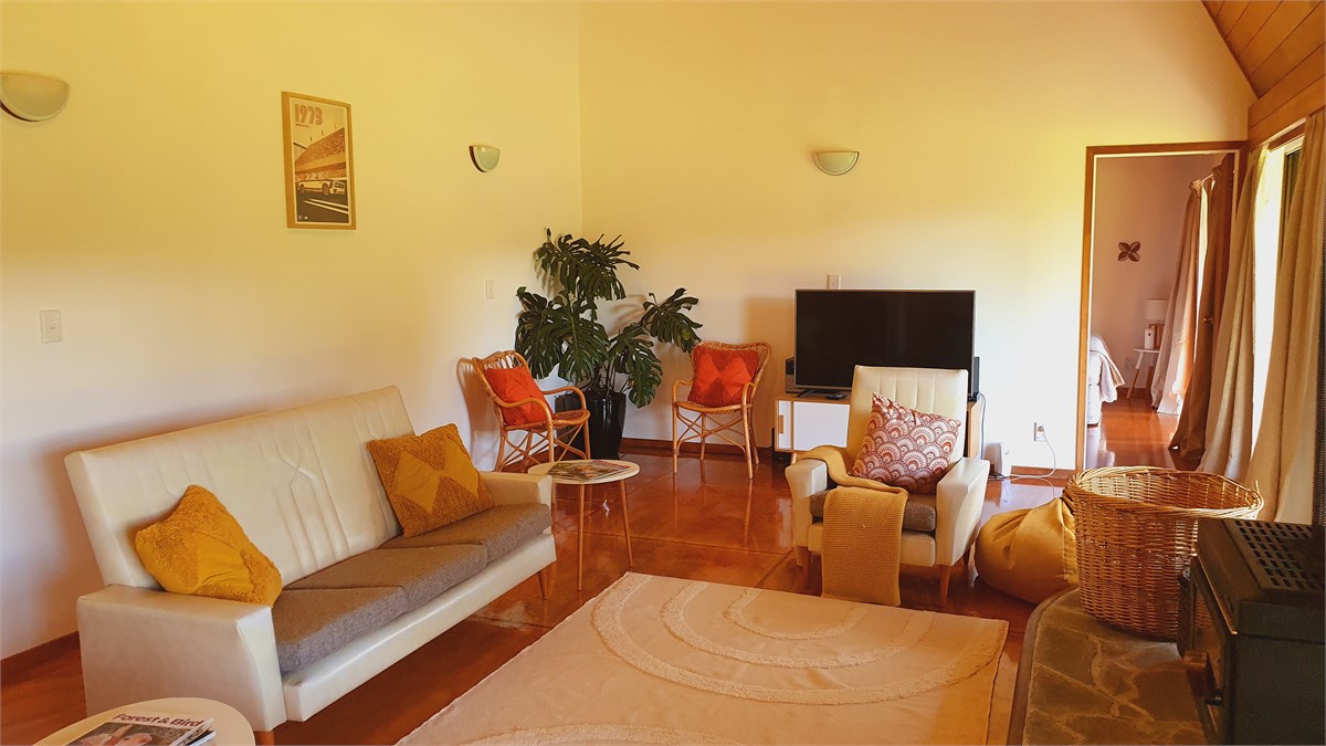 Beautiful interiors, cathedral ceilings and views 