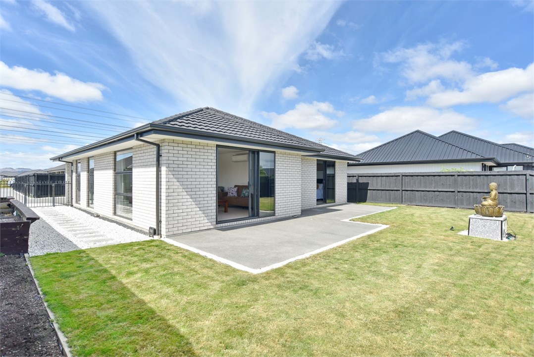 View of the property building from backyard