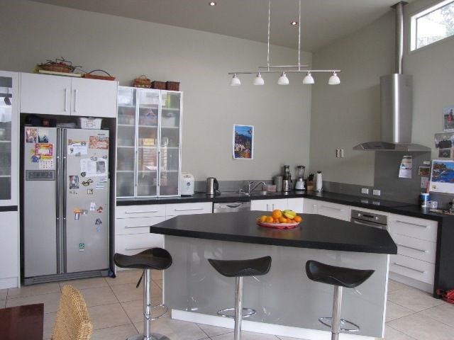 Fully equipped kitchen with bar stools