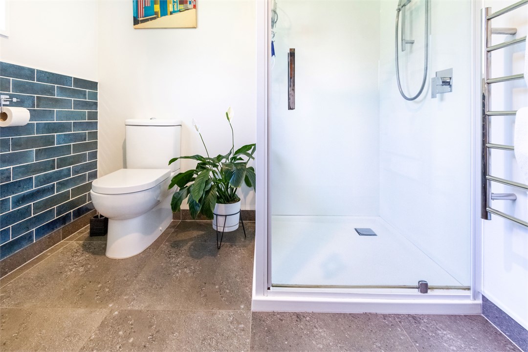 Main bathroom with high-pressure shower and gas ho