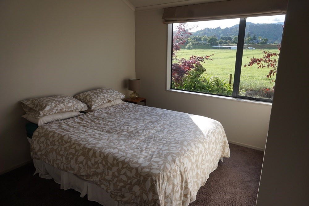 Bedroom with Queen bed