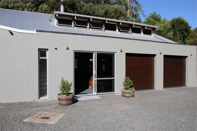 Front of Karapiro Country House