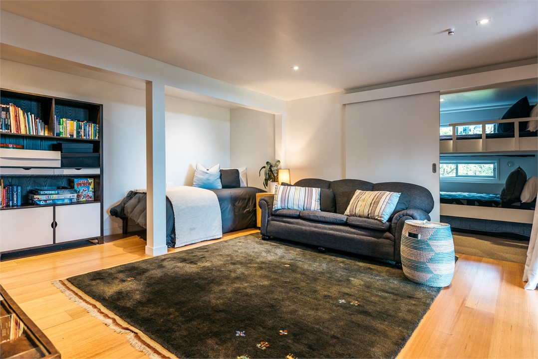 SECOND LOUNGE / ADDITIONAL SLEEPING SPACE