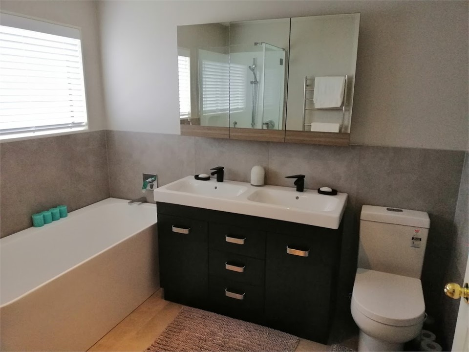 OREWA LAKESIDE with .. Orewa Beach for rent Holiday Houses