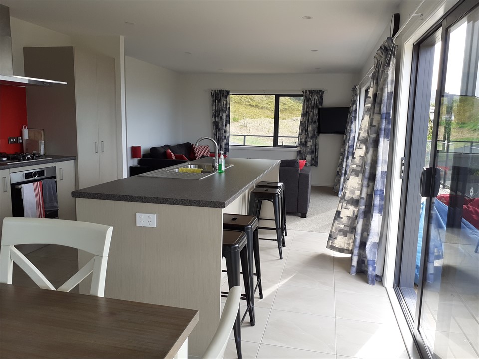 Dining area to lounge ...