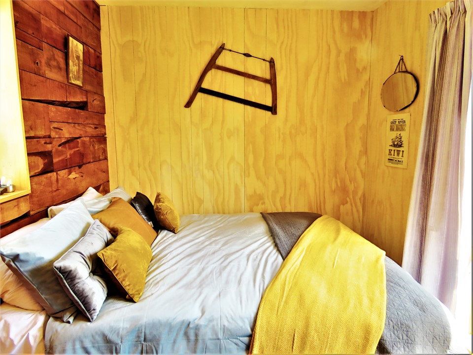 Super comfortable, warm queen bed.