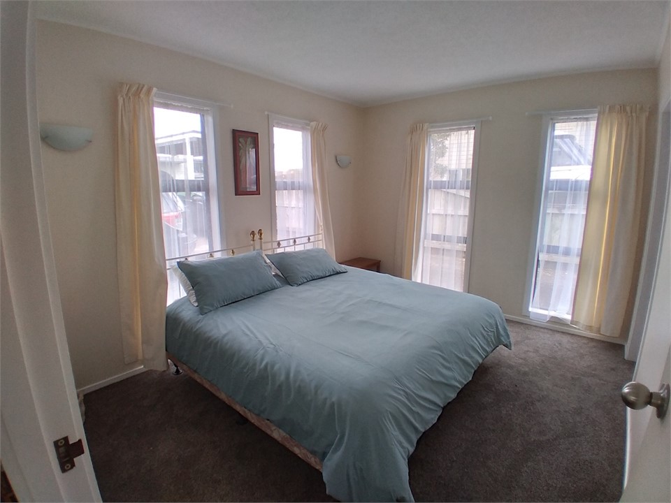 Bedroom 1 - 1 King bed