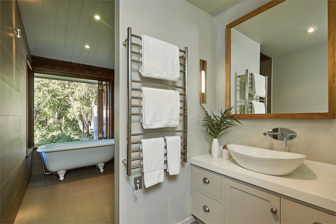 bathroom bathtub towels cuddle miroir