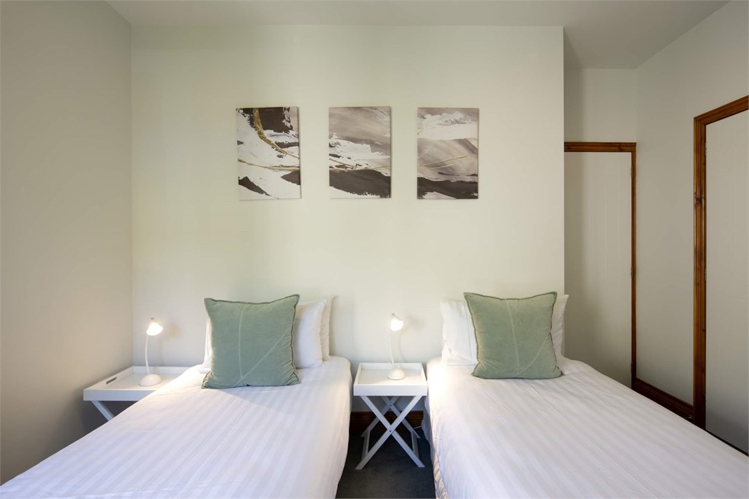 Bedroom 2: king or 2x singles