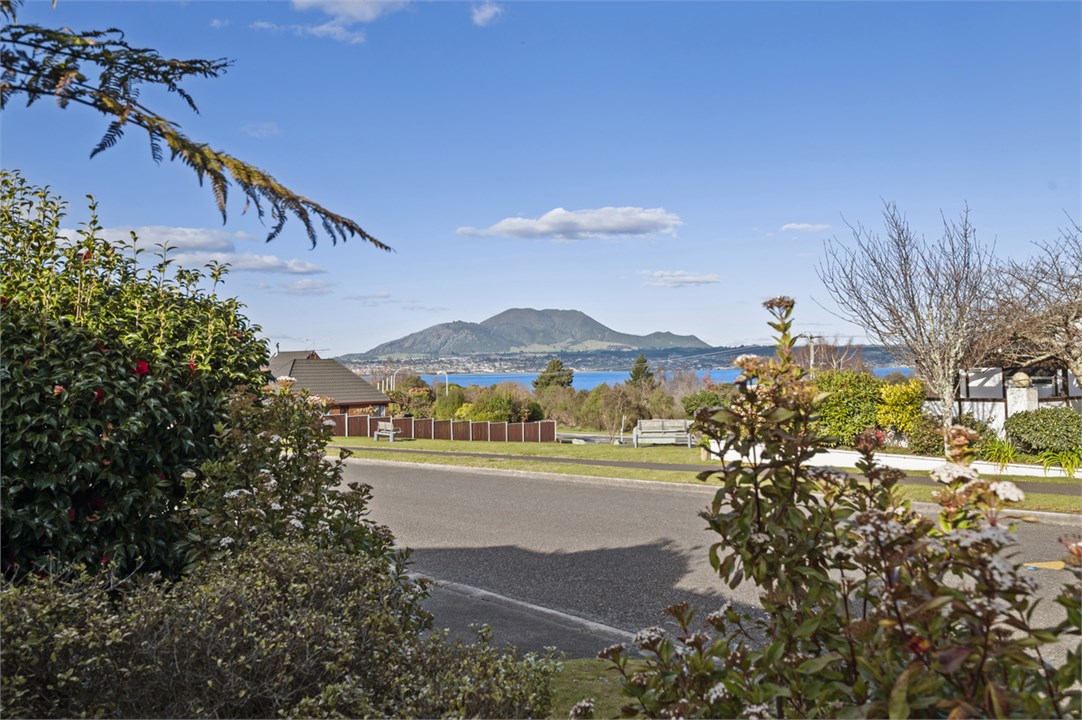 Stunning view of Mt Tauhara & Lake Taupo