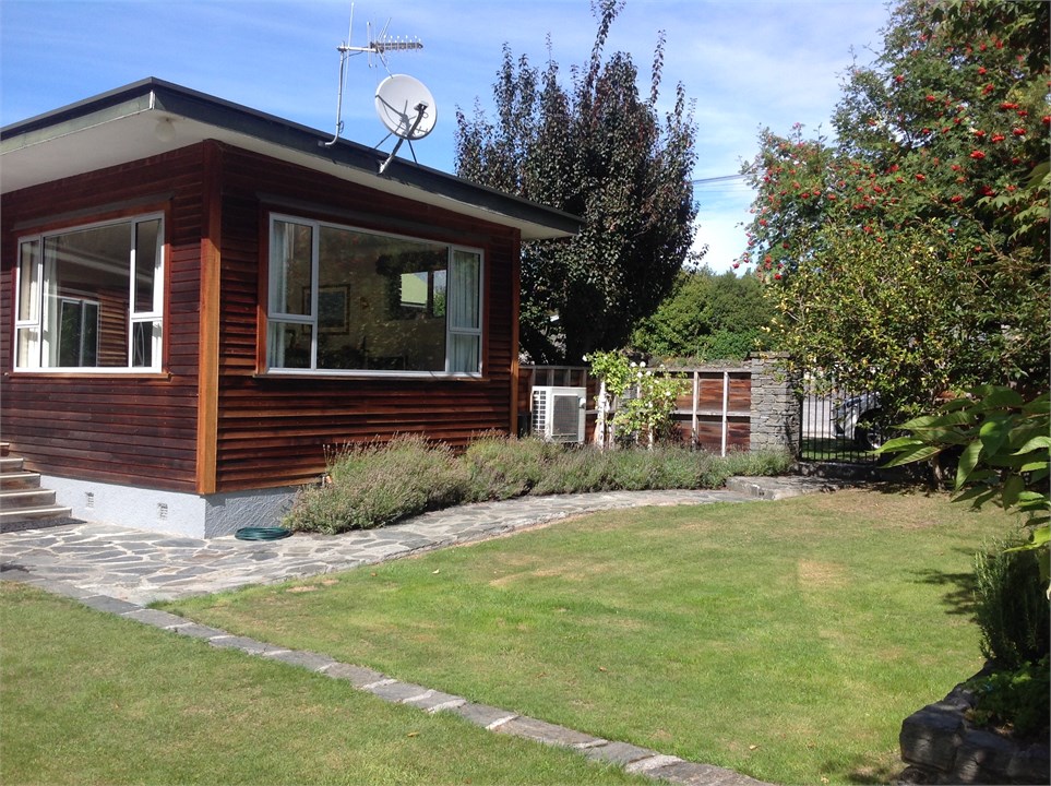 Fully fenced outdoor area