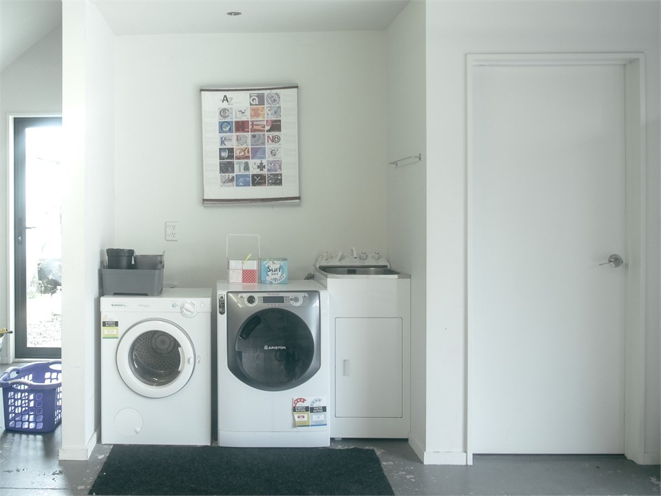 Laundry facilities: Washing machine and Dryer in G