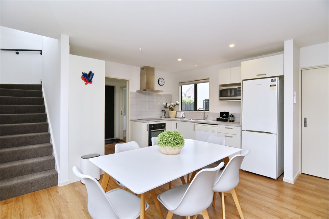 Dining table that seats 6 people