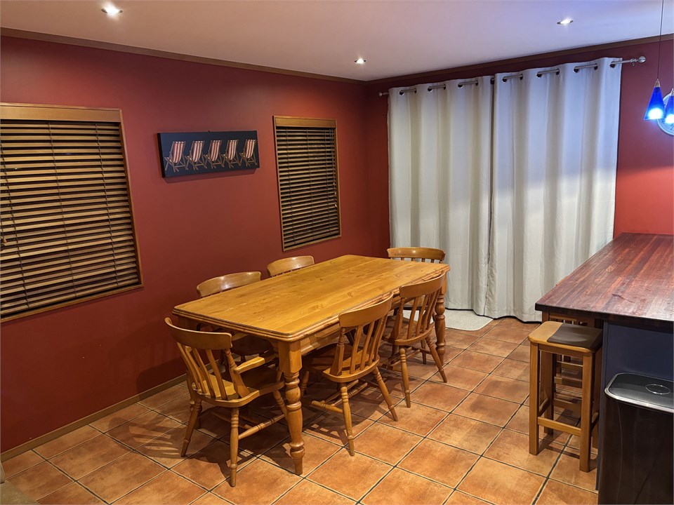 Dining area - seating for 6 guests