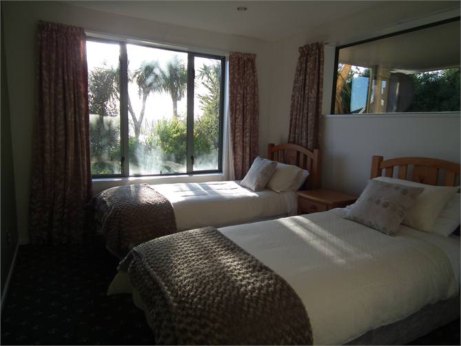 Twin or double bed (Bedroom 3)