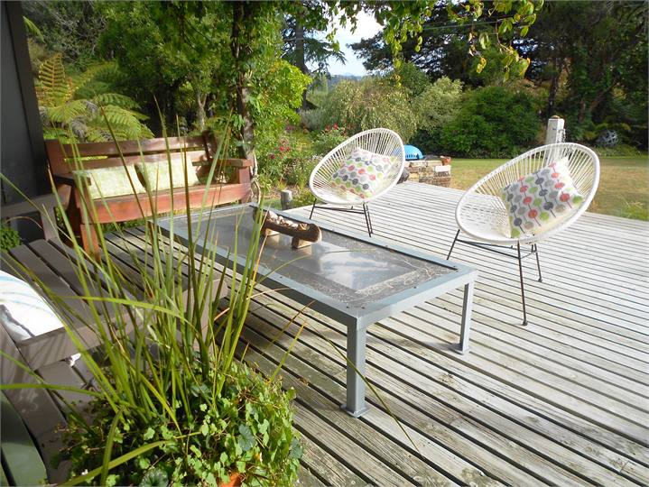 Garden  setting and patio / Deck