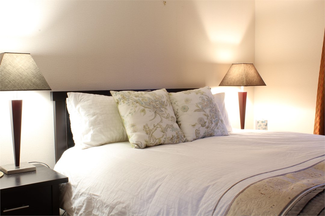 King bedroom (1)opposite fire