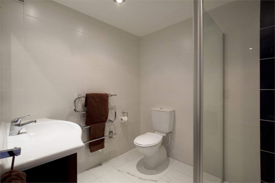 Ground floor ensuite, beautiful marble floor