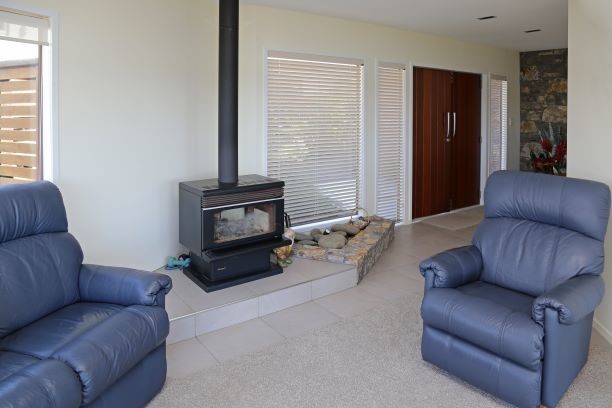 second lounge with fireplace