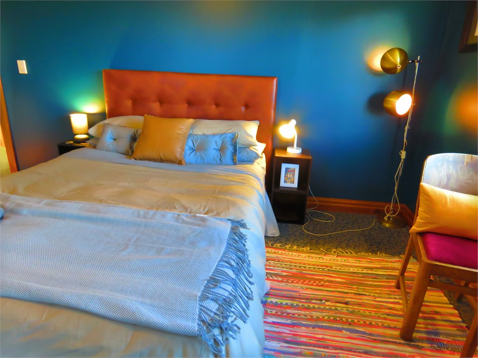 Queen bed and sitting area